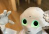 Humanoidalny robot z zielonymi oczami w nowoczesnym, futurystycznym otoczeniu