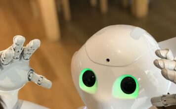 Humanoidalny robot z zielonymi oczami w nowoczesnym, futurystycznym otoczeniu
