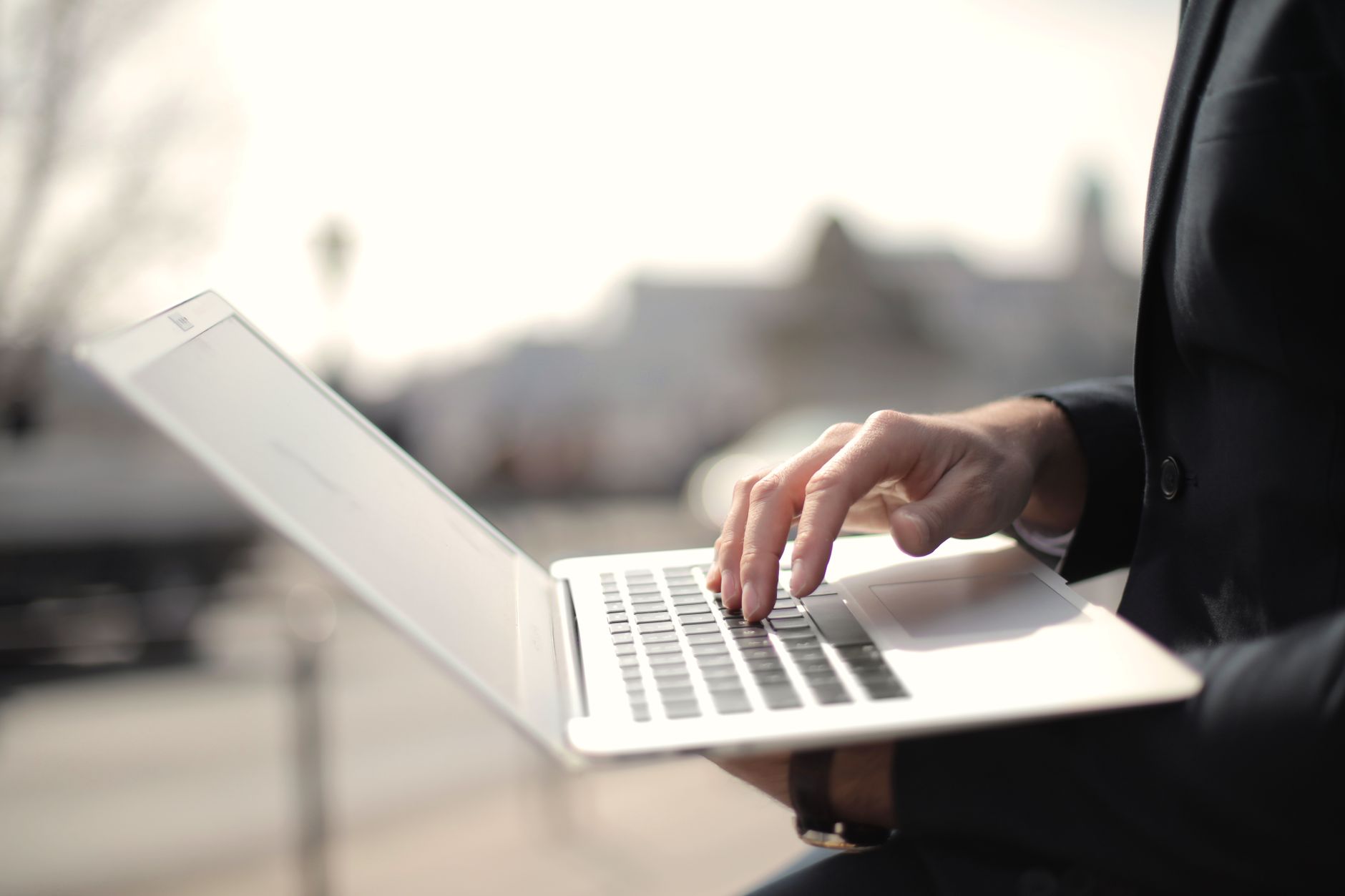 Mężczyzna pracuje z laptopem na zewnątrz, uczy się Linuxa