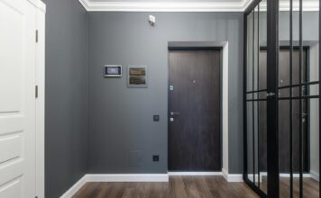 Smart home w bloku: co możesz zautomatyzować, nie wiercąc ani jednej dziury w ścianie Nowoczesny przedpokój w mieszkaniu z lustrzaną szafą i drewnianą podłogą