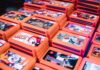 Jak zacząć kolekcjonować gry retro w 2024 roku – poradnik dla początkujących graczy Stos retro kartridży gier w pomarańczowych pudełkach z popularnymi tytułami