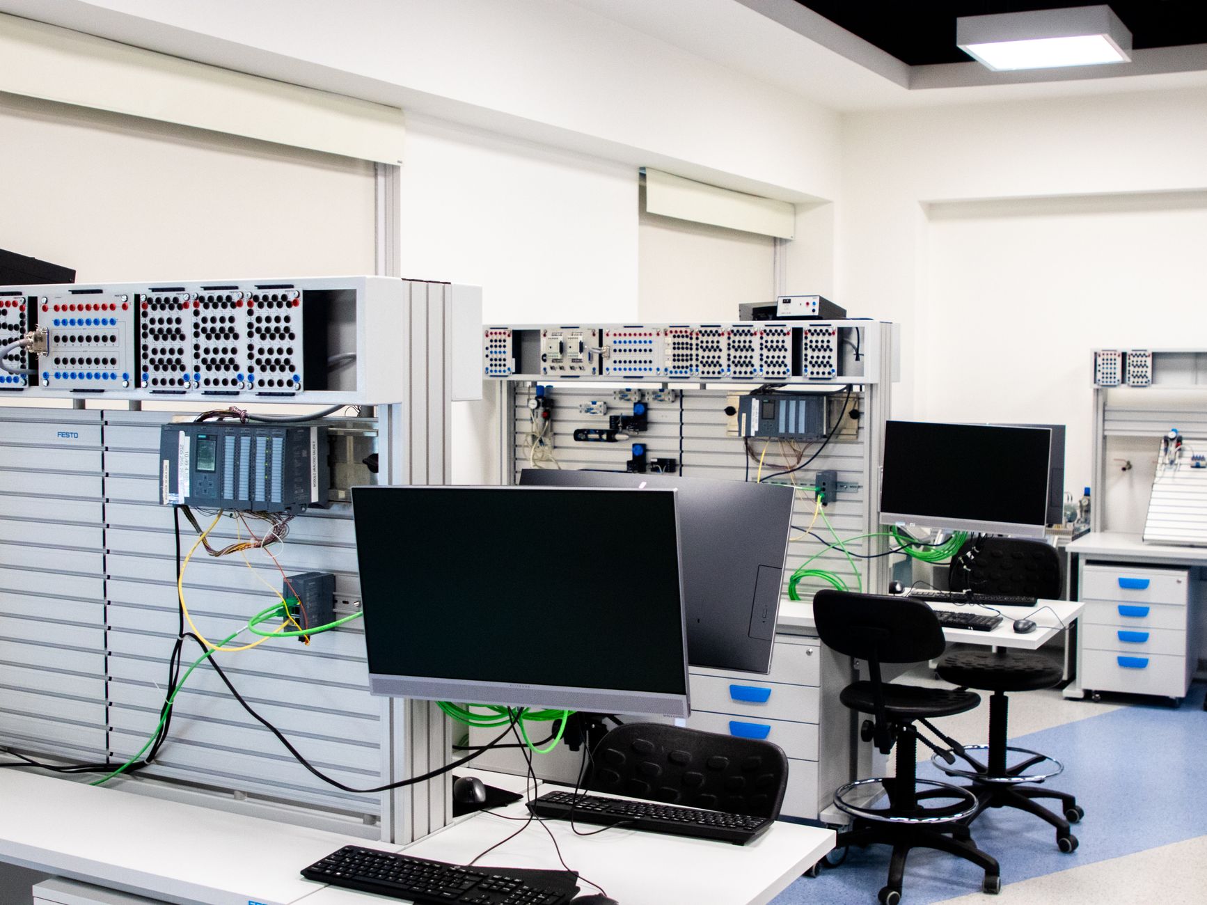 Nowoczesne laboratorium komputerowe z zaawansowanymi stanowiskami badawczymi