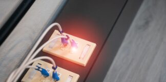Zbliżenie portów Ethernet z podłączonymi kablami i świecącymi diodami