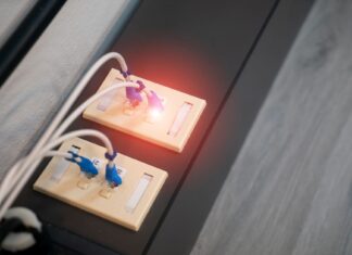 Zbliżenie portów Ethernet z podłączonymi kablami i świecącymi diodami